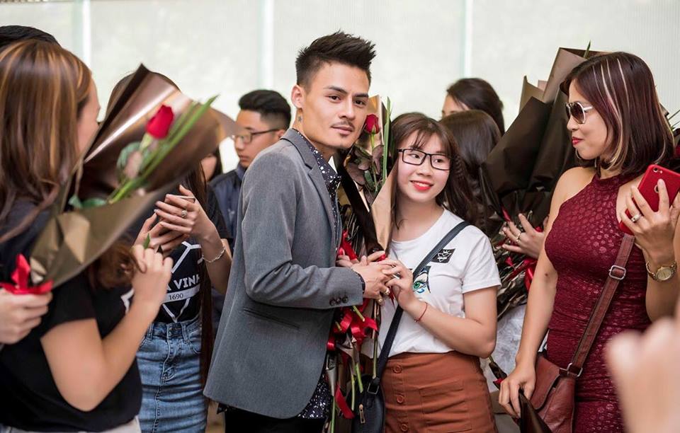 Sau bão hét cát xê 60 triệu, Hoa Vinh họp fan cả trăm người tham dự Sau bão hét cát xê 60 triệu, Hoa Vinh họp fan cả trăm người tham dự